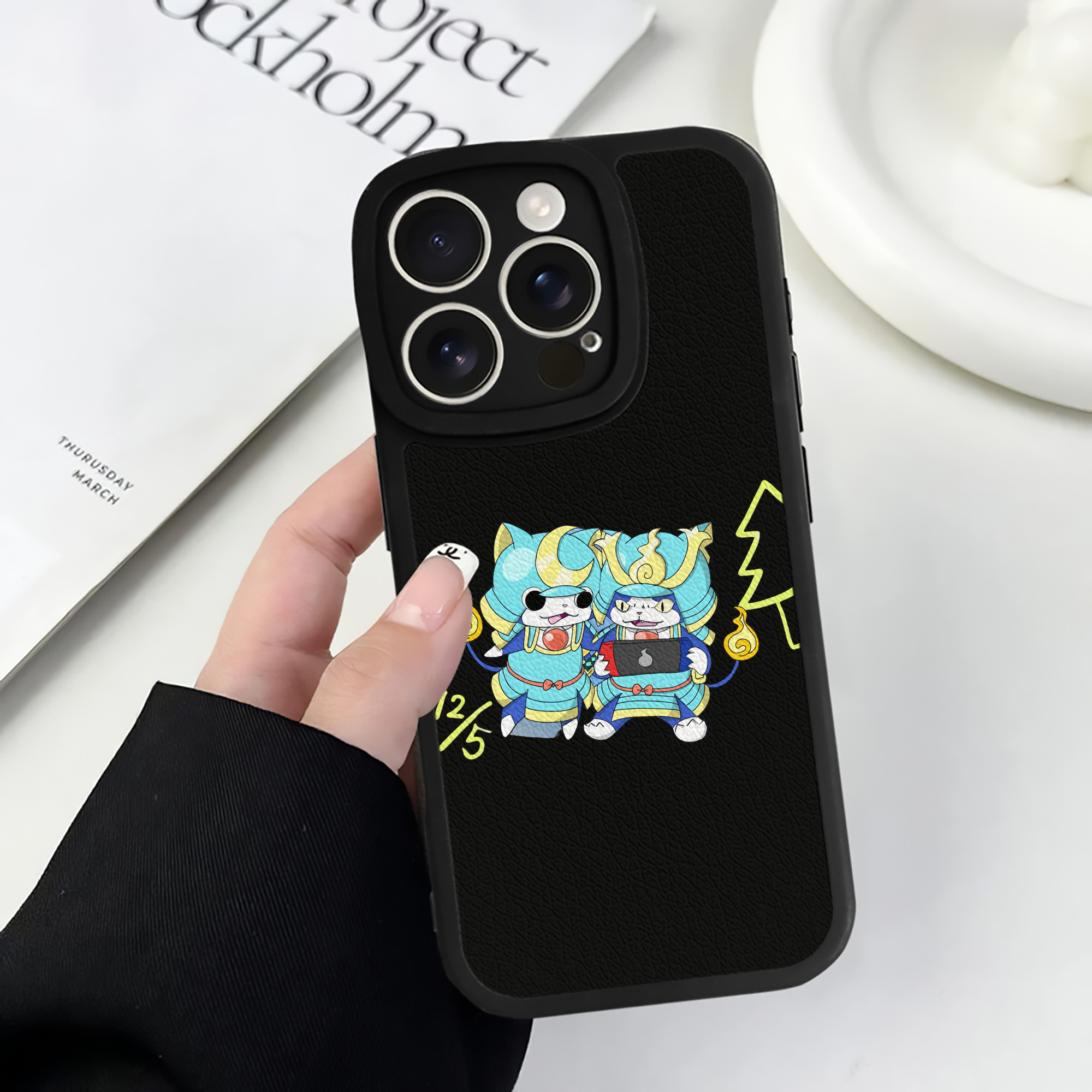 （画像用） 妖怪ウォッチ Yo-kai Watch 【iPhone 16シリーズ対応】シリコンスマホケース（レザー調） 材質：シリコン